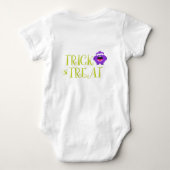 かわいいハロウィーントリックまたは小さなモンスター名を扱う ベビーボディスーツ (裏面)