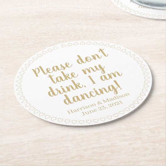 かわいいハートカスタム金ゴールド文字名の日付結婚の ラウンドペーパーコースター (アングル)