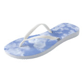 かわいいハート形の雲が青い空に浮かぶ、明るく幸せなイメージ ビーチサンダル (アングル)