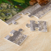 かわいいバイエルンの山犬の子犬と花 ジグソーパズル (側面)