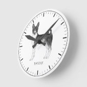 かわいいバセンジー犬のモノクロデザイン＋カスタムテキスト ラウンド壁時計 (傾斜)