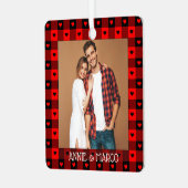 かわいいバッファロープレイドハートカスタムカップルのクリスマス メタルオーナメント (正面左)