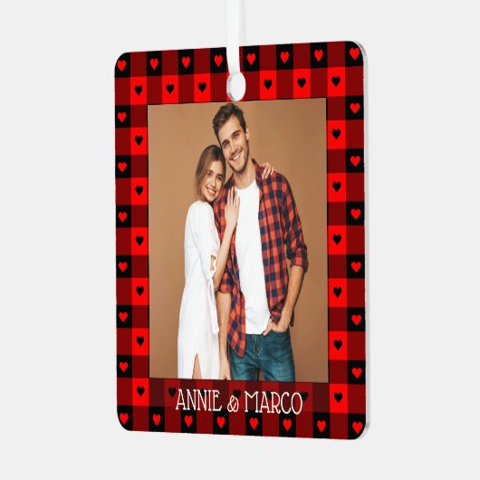 かわいいバッファロープレイドハートカスタムカップルのクリスマス メタルオーナメント (正面左)