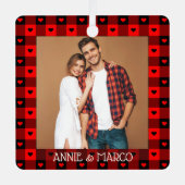 かわいいバッファロープレイドハートカスタムカップルのクリスマス メタルオーナメント (正面)