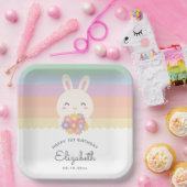 かわいいバニーが1つのレインボー誕生日を回している ペーパープレート (パーティー)