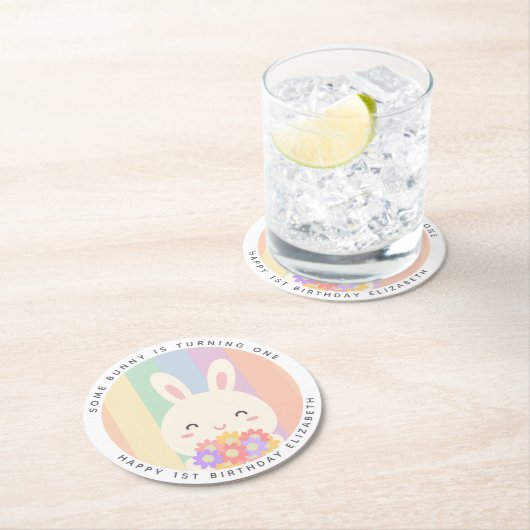 かわいいバニーが1つのレインボー誕生日を回している ラウンドペーパーコースター (インサイチュ)