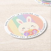かわいいバニーが1つのレインボー誕生日を回している ラウンドペーパーコースター (アングル)