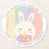 かわいいバニーが1つのレインボー誕生日を回している ラウンドペーパーコースター (正面)