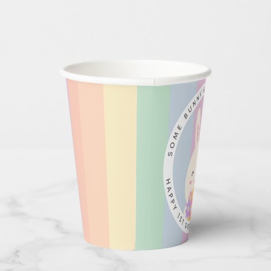 かわいいバニーが1つのレインボー誕生日を回している 紙コップ (右)