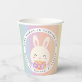 かわいいバニーが1つのレインボー誕生日を回している 紙コップ (正面)