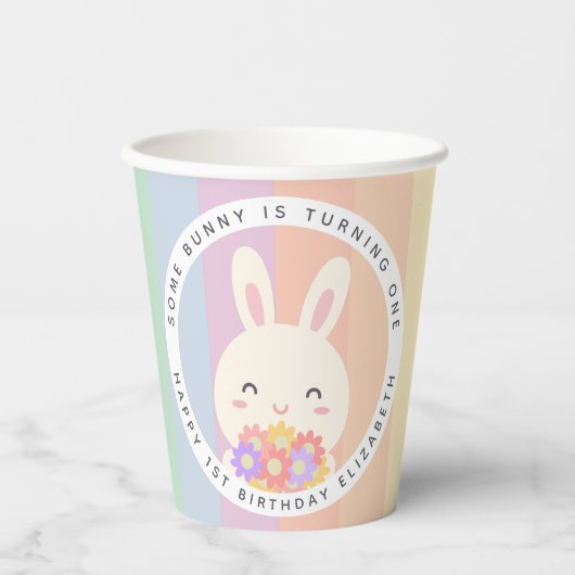 かわいいバニーが1つのレインボー誕生日を回している 紙コップ (正面)