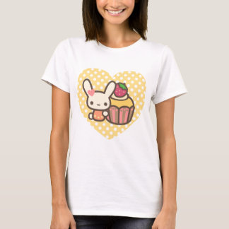 かわいいバニーのカップケーキのいちごのピンクのかわいい Tシャツ