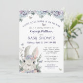 かわいいバニーの水彩フローラ紫色の赤ちゃんシャワー 招待状 (スタンド正面)