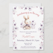 かわいいバニーパープルピンクフローラガールベビーシャワー 招待状 (正面)