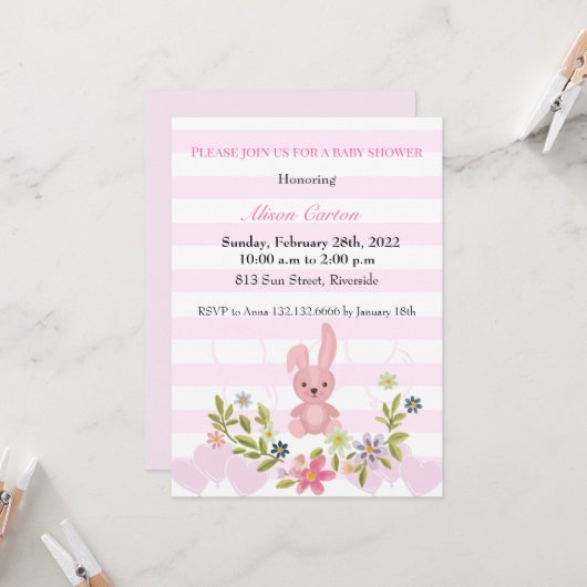 かわいいバニーピンクストライプの赤ちゃんシャワーガール 招待状 (正面/裏面インサイチュ)