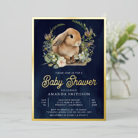 かわいいバニーフローラネイビーブルーベビーシャワー金ゴールド 箔招待状 (立ち正面)