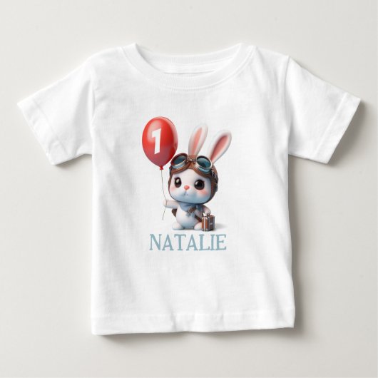 かわいいバニーレッドバルーン1st誕生日うさぎ ベビーTシャツ (正面)