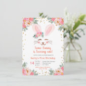かわいいバニー最初の誕生日の招待の女の子のフローラ 招待状 (スタンド正面)