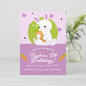 かわいいバニー誕生日パーティーの招待状。編集可能。 招待状 (スタンド正面)