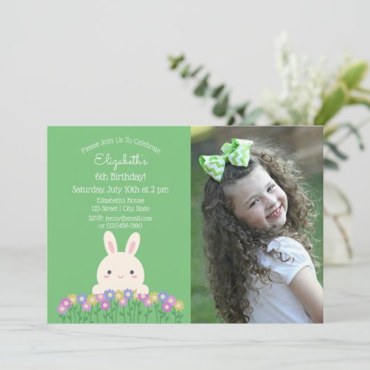 かわいいバニー&フラワーセージ緑の子供の誕生日写真 招待状 (スタンド正面)