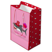 かわいいバレンタインデイシャーク ミディアムペーパーバッグ (正面アングル)