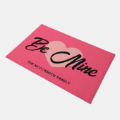 かわいいバレンタインデイビックピンクパーソナライズされたハート ドアマット (アングル)