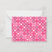 かわいいバレンタインデーのピンクのハートと花の模様 ノートカード (裏面)