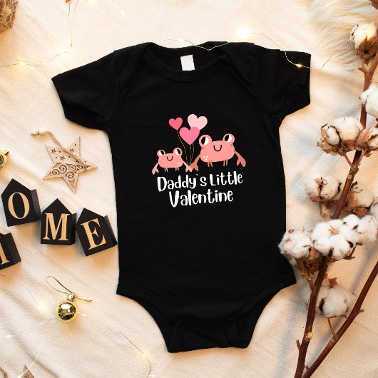 かわいいバレンタインデーの面白い赤ちゃんの女の子とカニとパパ ベビーボディスーツ