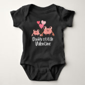 かわいいバレンタインデーの面白い赤ちゃんの女の子とカニとパパ ベビーボディスーツ (正面)