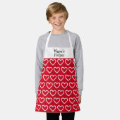 かわいいバレンタイン赤い白いハートパターン名キッズ エプロン (着用した状態)