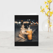 かわいいパグがアイスコーヒーを飲む面白い犬のミーム ユーモア カード (黄色い花)
