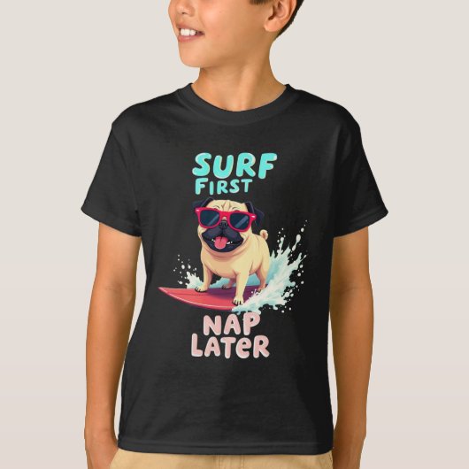 かわいいパグのサーフィン犬 Tシャツ (正面)