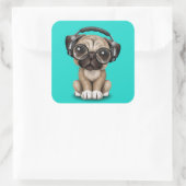 かわいいパグの子犬がヘッドフォンを着て スクエアシール (バッグ)