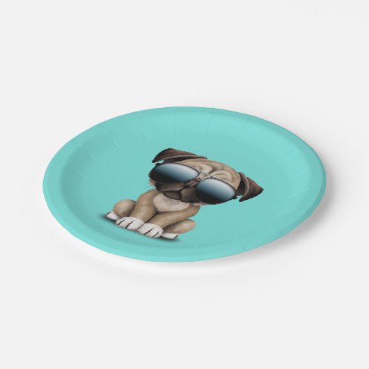 かわいいパグの小犬の身に着けているサングラス ペーパープレート (アングル)