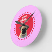 かわいいパグパピードッグハッピーバースデー赤いドットピンク ラウンド壁時計 (傾斜)