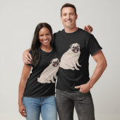 かわいいパグ犬の座る姿 Tシャツ (ユニセックス)