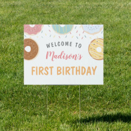 かわいいパステルカラーのドーナツとスプリンクル 誕生日おめでとう アウトドアサイン