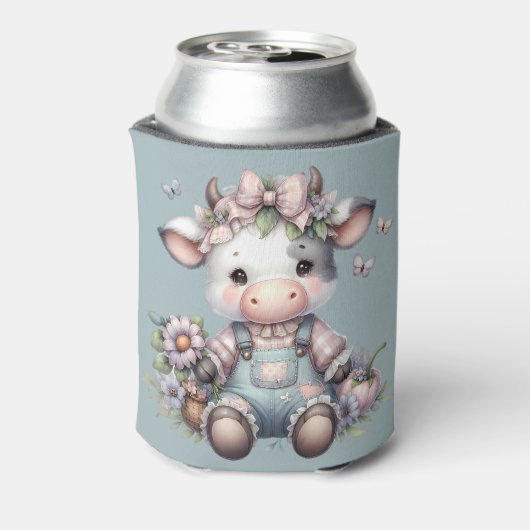 かわいいパステルカラーの赤ちゃん牛が花のオーバーオールを着ている 缶クーラー (缶裏面)