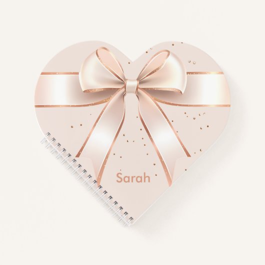 かわいいパステルピンクのサテンボウパーソナライズされたハート ノートブック (正面)