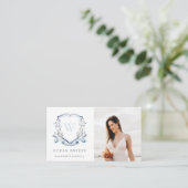 かわいいパステルブルーワイルドフラワーフォトクレストモノグラム 名刺 (スタンド正面)