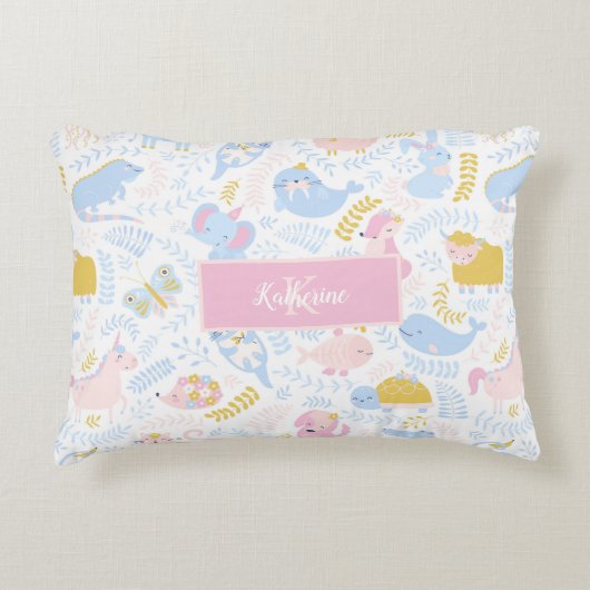かわいいパステル動物園の動物の女のモノグラムの子ピンク アクセントクッション (正面)