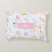 かわいいパステル動物園の動物の女のモノグラムの子ピンク アクセントクッション (裏面)