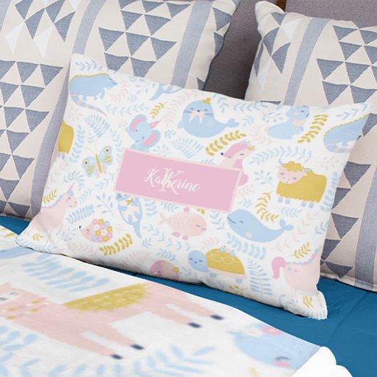 かわいいパステル動物園の動物の女のモノグラムの子ピンク アクセントクッション