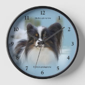 かわいいパピヨンスパニエル犬ドッグアットザ波止場 壁時計 (正面)