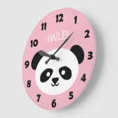かわいいパンダくまの顔はかわいいのパーソナライズなピンクをからかいます ラージ壁時計 (傾斜)