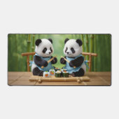 かわいいパンダの子熊が寿司を作っている デスクマット (正面)