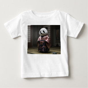 かわいいパンダの宇宙飛行士が無重力のバオを食べている ベビーTシャツ