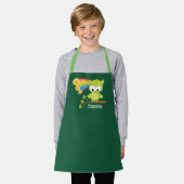 かわいいパーソナライズされたアイリッシュガールフクロムグリーン エプロン (着用した状態)