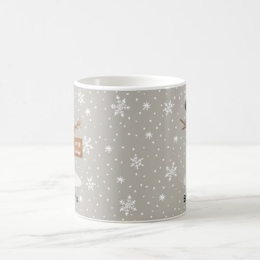かわいいパーソナライズされたクリスマス雪だるまが雪を降らせる コーヒーマグカップ (中央)