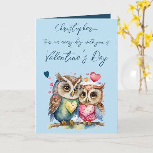 かわいいパーソナライズされたフクロウの名前ブルーバレンタインデー カード (黄色い花)